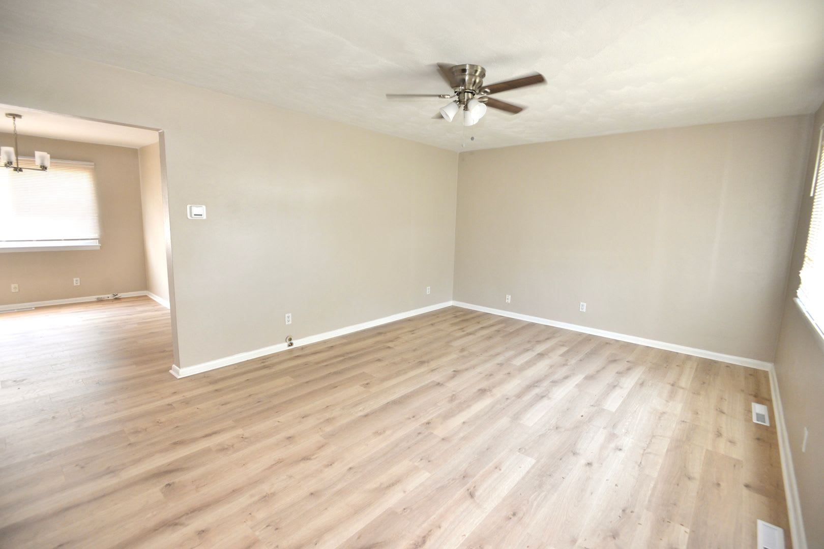 Brick Ranch in Princess Anne Plaza – photo 2