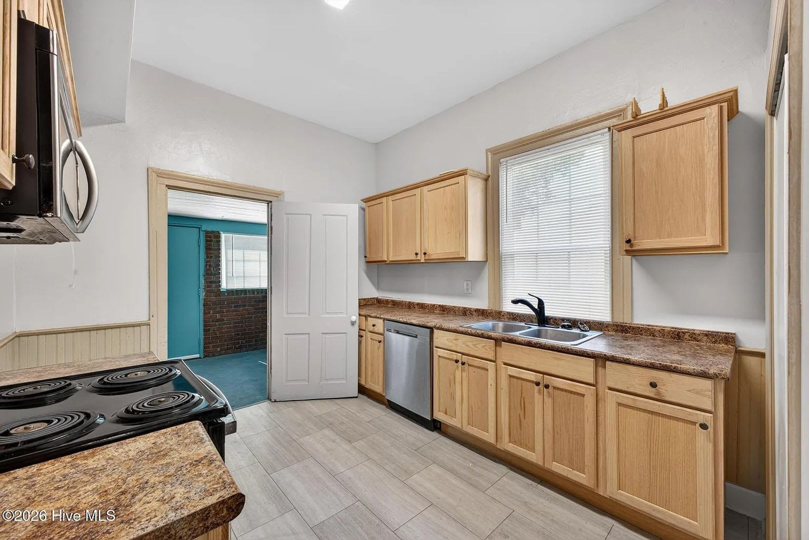 Ideal for Medical Professionals & Students – Spacious 5BR Near Downtown – photo 5