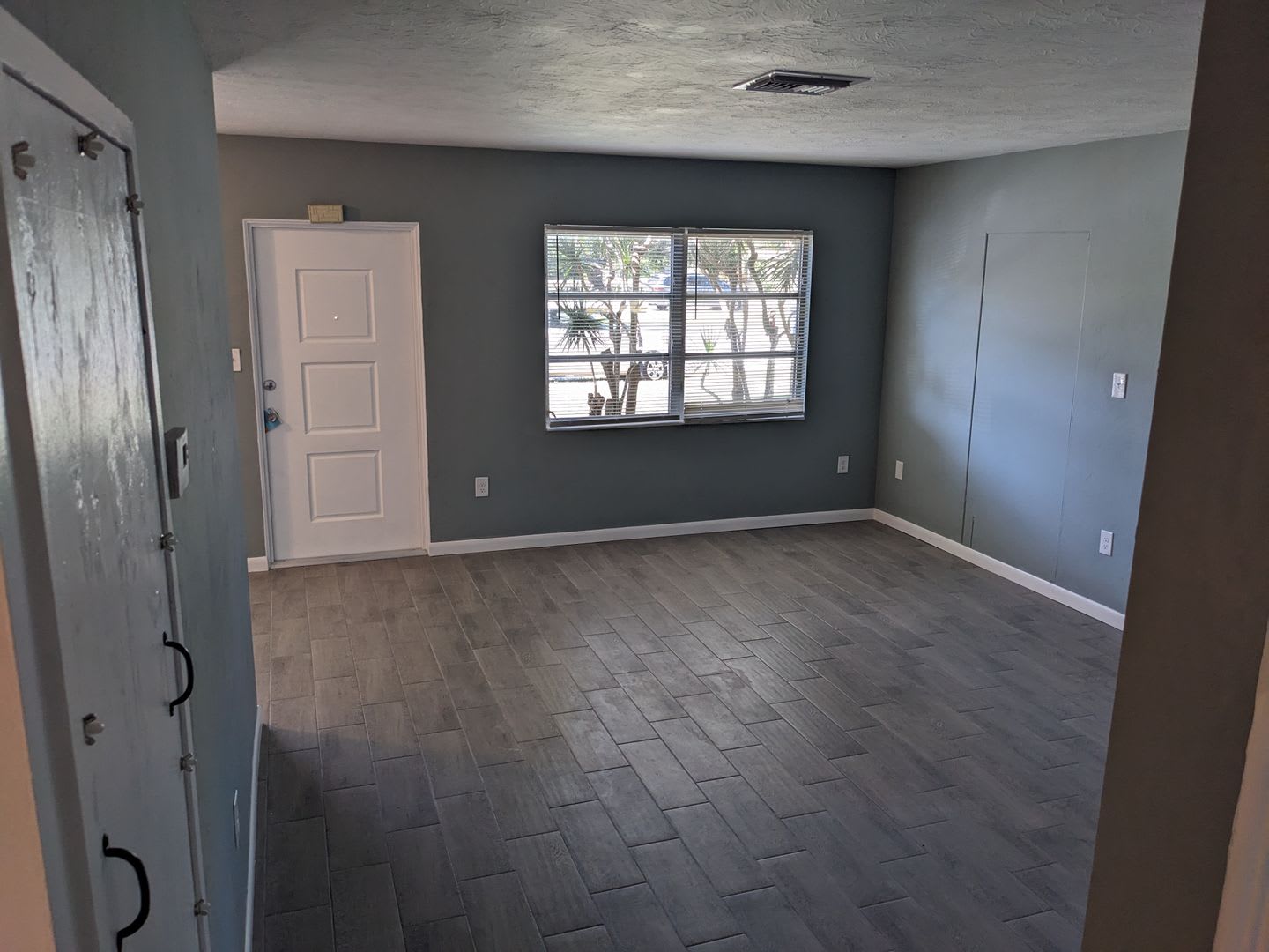 Conveniently located 2/1 Florida home with private backyard – photo 3