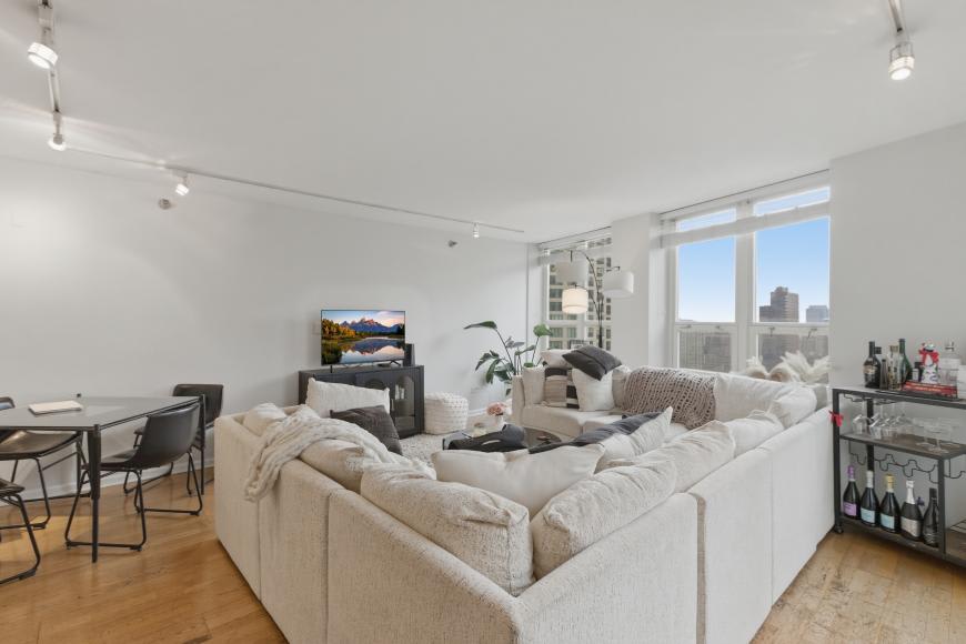 345 North LaSalle Drive – photo 1