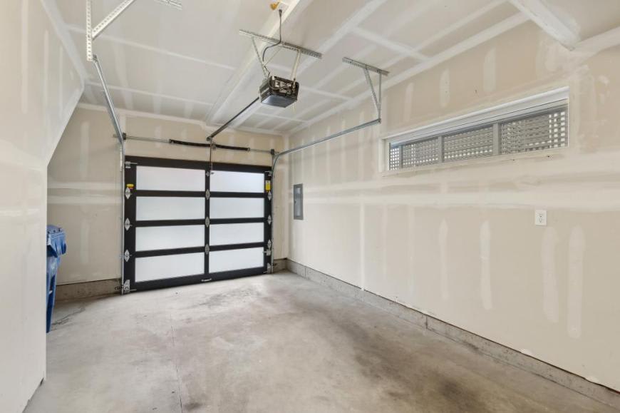 1017 W. Crockett St. – photo 3