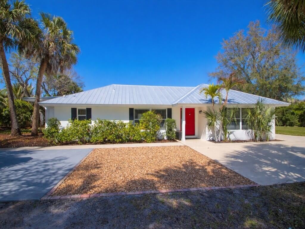 527 E Causeway Boulevard – photo 1