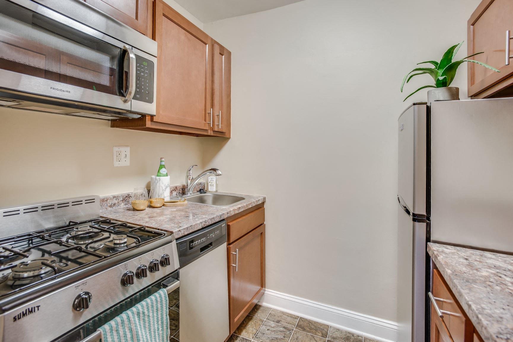 2231 Ontario – photo 2