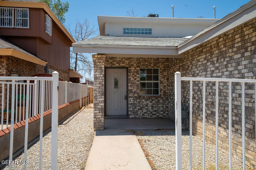 821 Los Lagos Way – photo 2