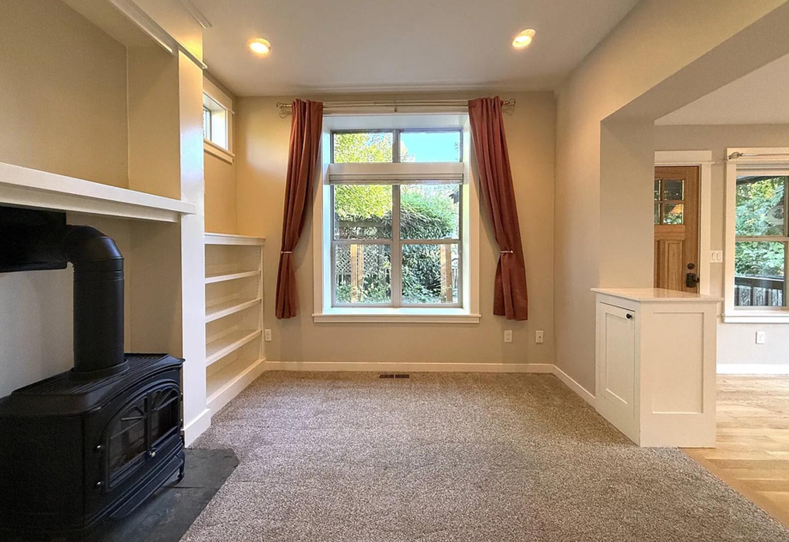 Charming Well-Kept Home – photo 5