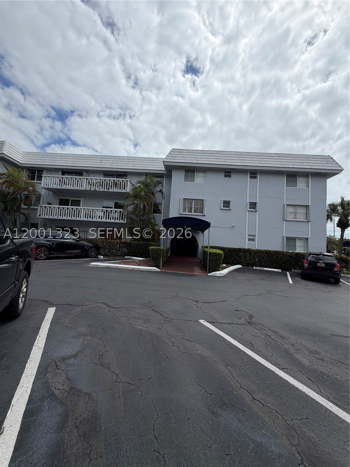 100 Edgewater Dr – photo 1