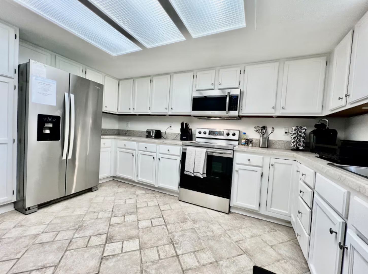 Large, stylish home in heart of Liberty twp. – photo 3