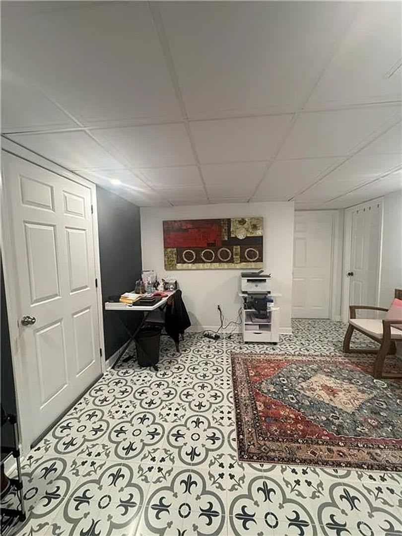 Room in 7 Bedroom Home at Glenwhite Dr – photo 3