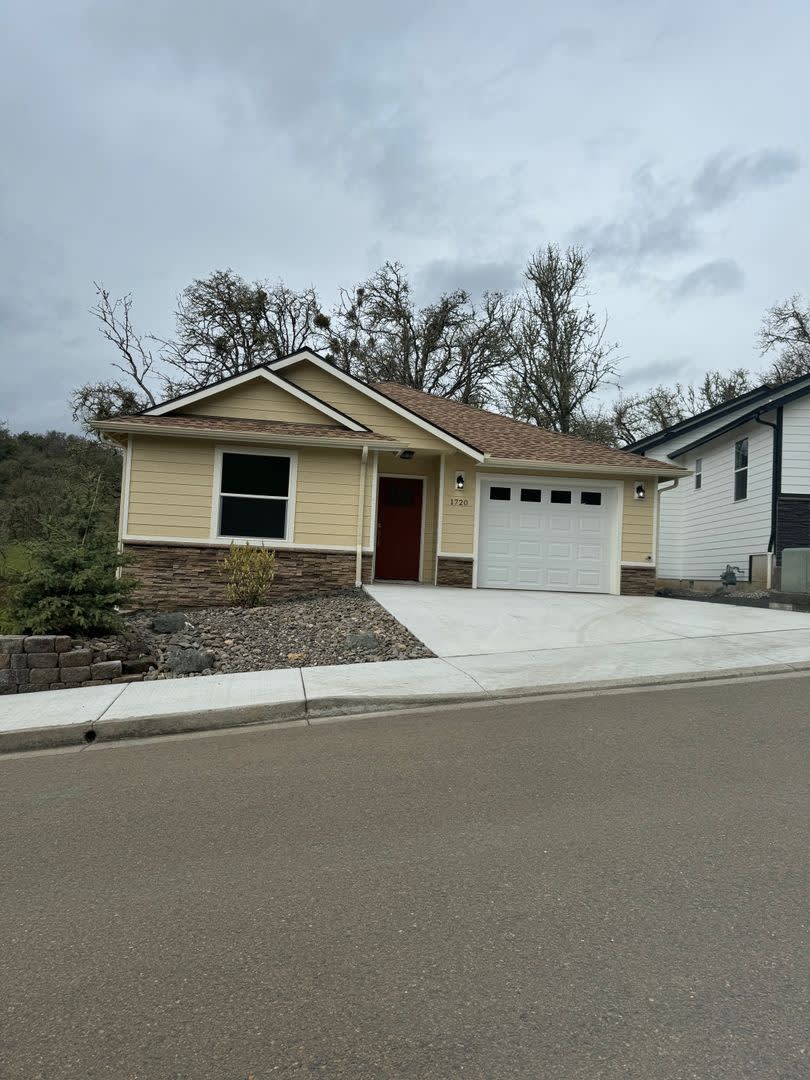 Newer 2 bedroom 2 bath home with office in 55+ Community – photo 1