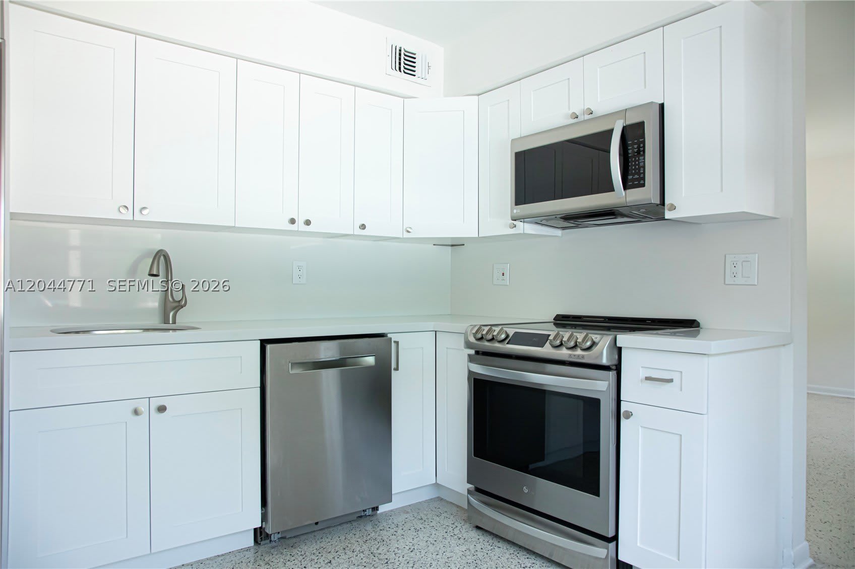 1226 SW 30th Ave – photo 2