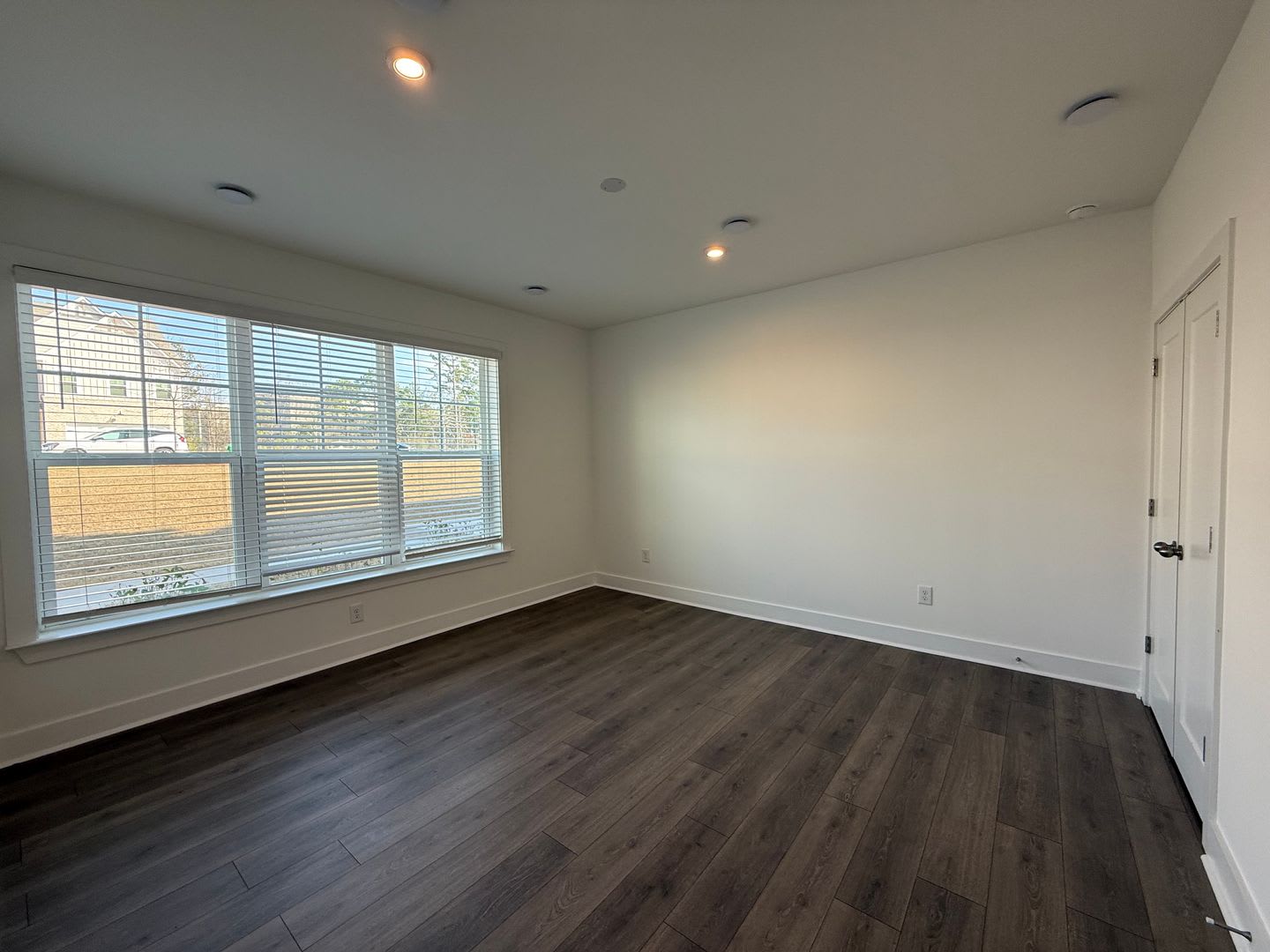 3-Bedroom, 3.5-Bath, 3-Story Townhome with Quartz Countertops and Washer/Dryer in Decatur – photo 4