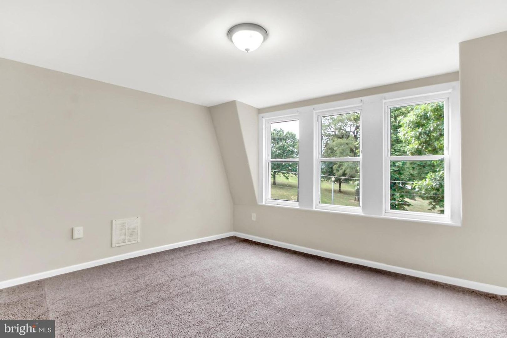 Coming Soon 4 Bedroom 1 5 Bathroom Rowhome For Rent – photo 3