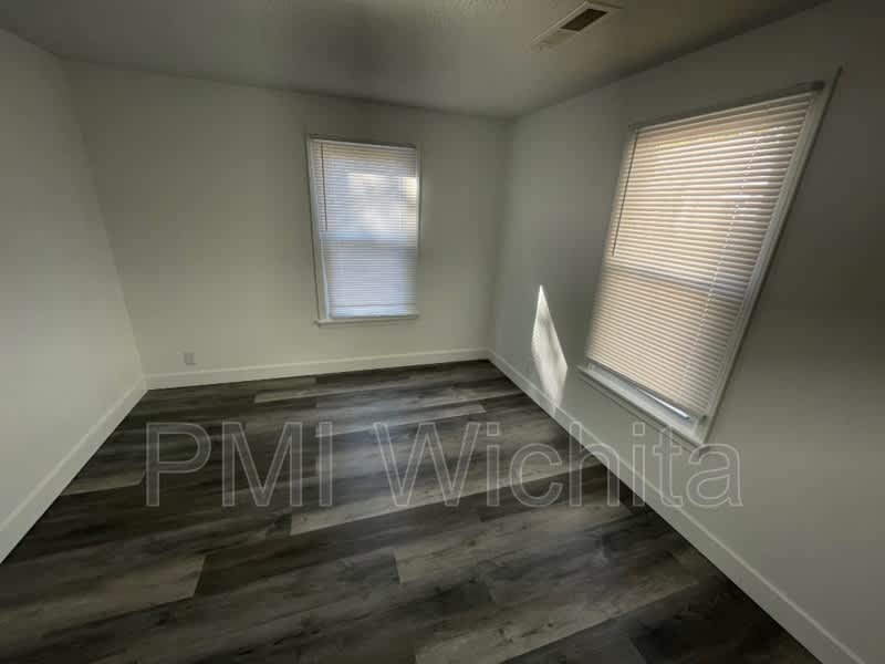 208 N Ash St – photo 5