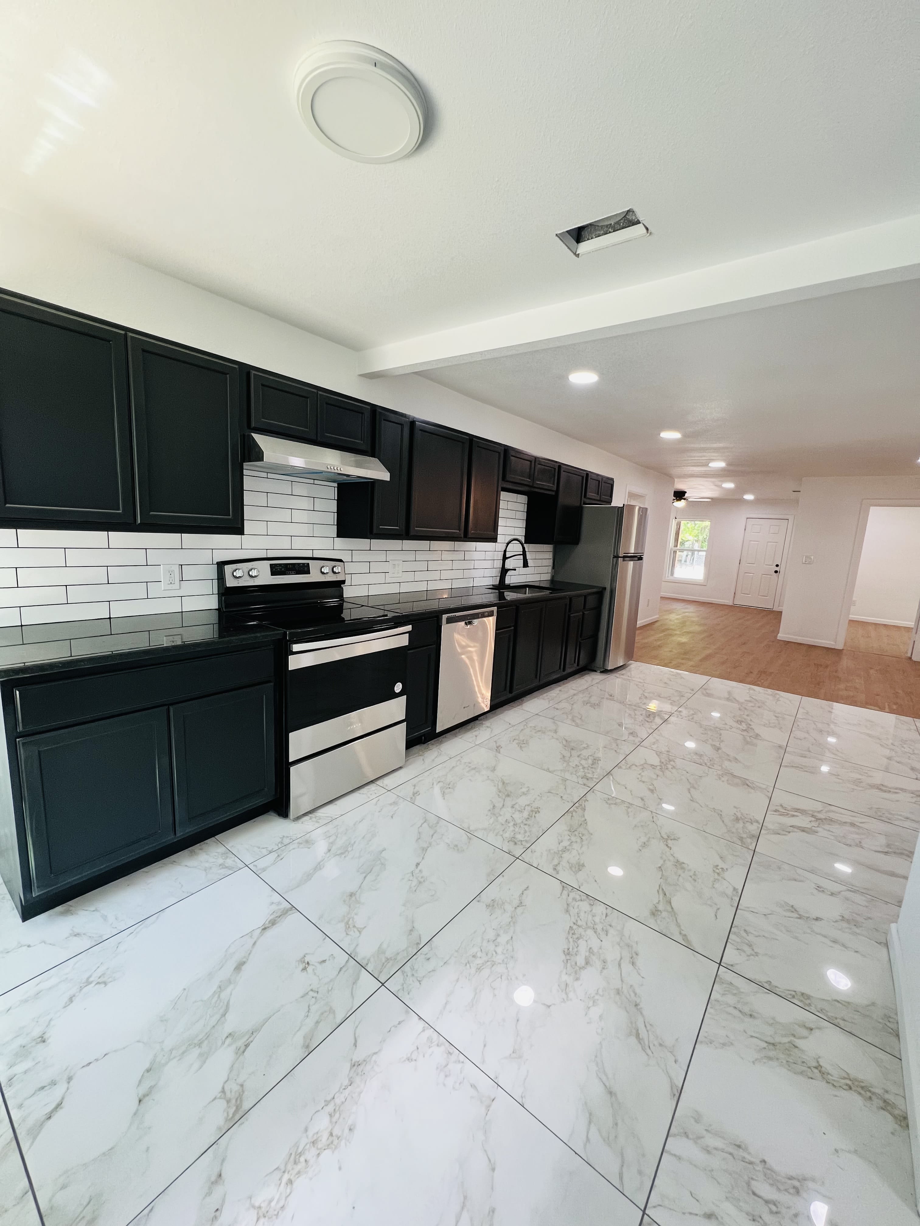 2705 W Sycamore Ave – photo 4