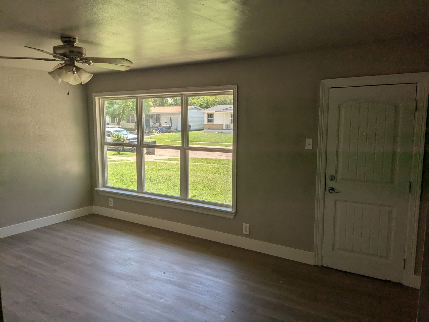 Remodeled 3/1 with Fenced Yard and Laundry Room – photo 3