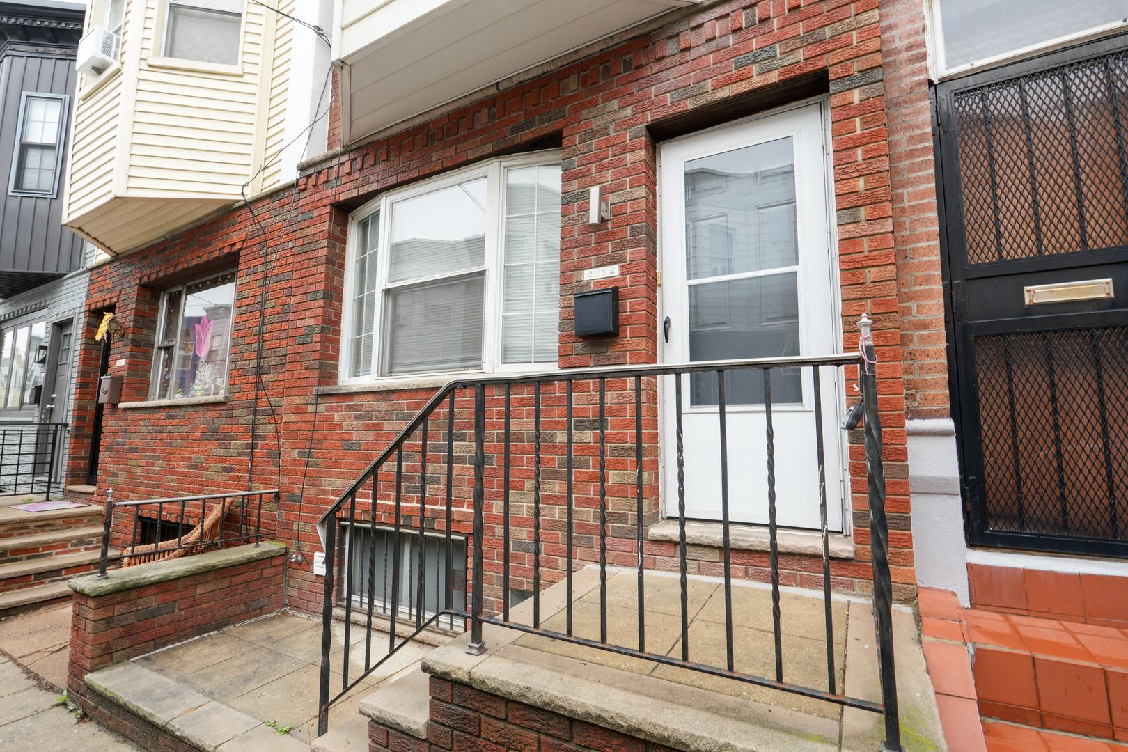 Newly renovated 3 bed 1.5 bath, central air – photo 1
