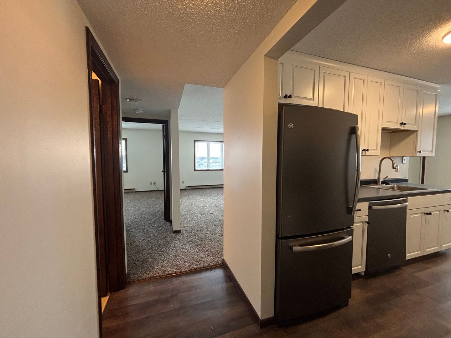 2 bedroom Condo in Twin Towers!! – photo 2