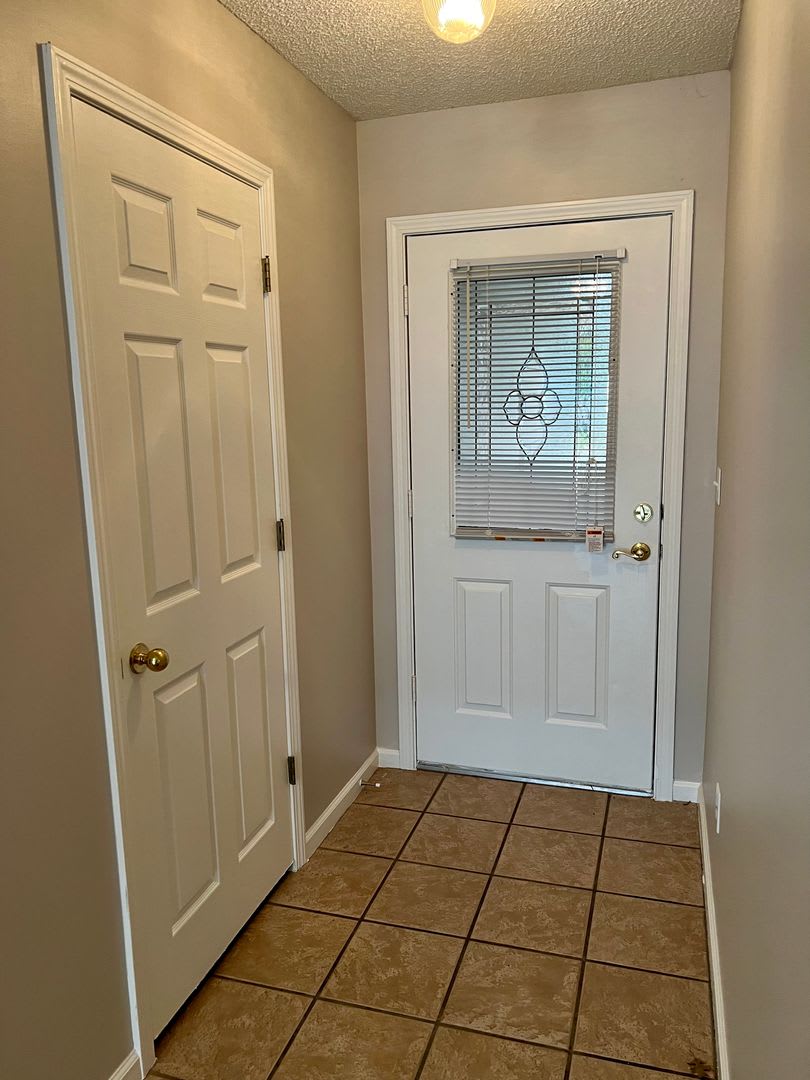 4 Bed, 2 Bath with Fenced Yard, Two-Car Garage, and Jetted Tub – photo 2