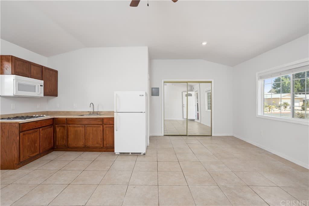 24126 Kittridge St – photo 4