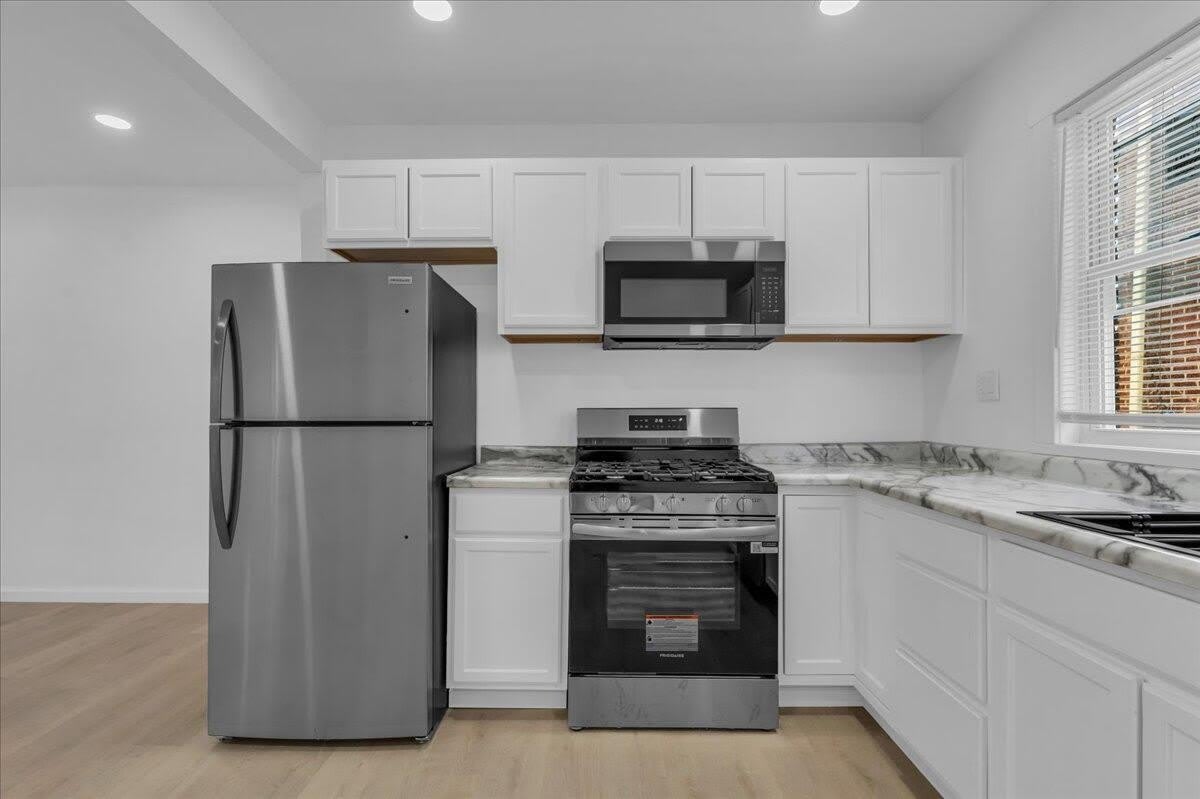 2725 Leslie Street – photo 5