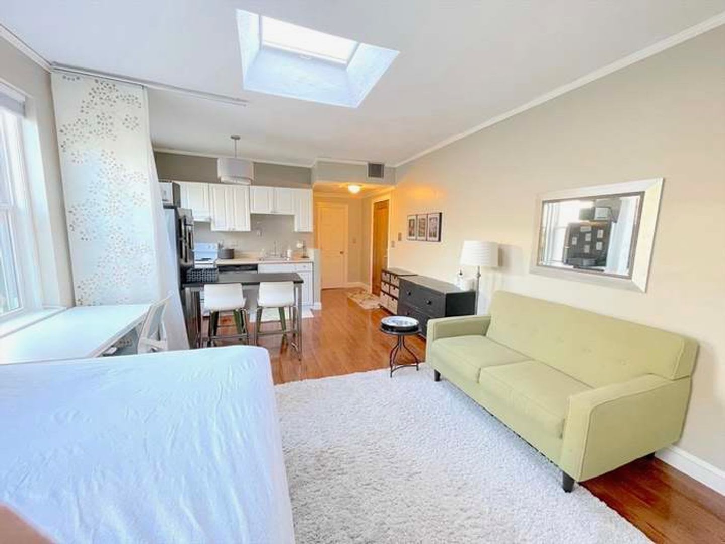 Nicely Updated Studio On The Green Line In Brighton – photo 4