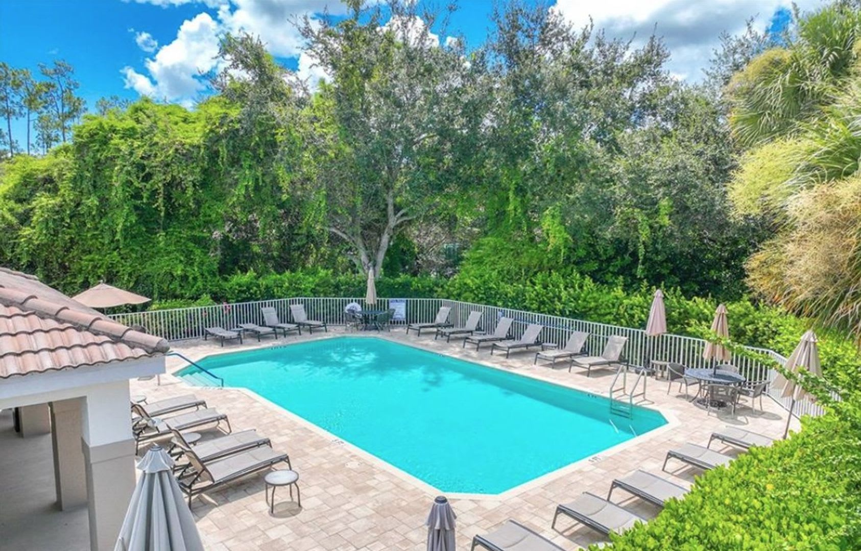 Golf Enthusiasts Prestigious Vanderbilt Country Club Beautiful 3 Bed 2 Bath Condo With Optional Golf Transfer For Those Golfers – photo 4
