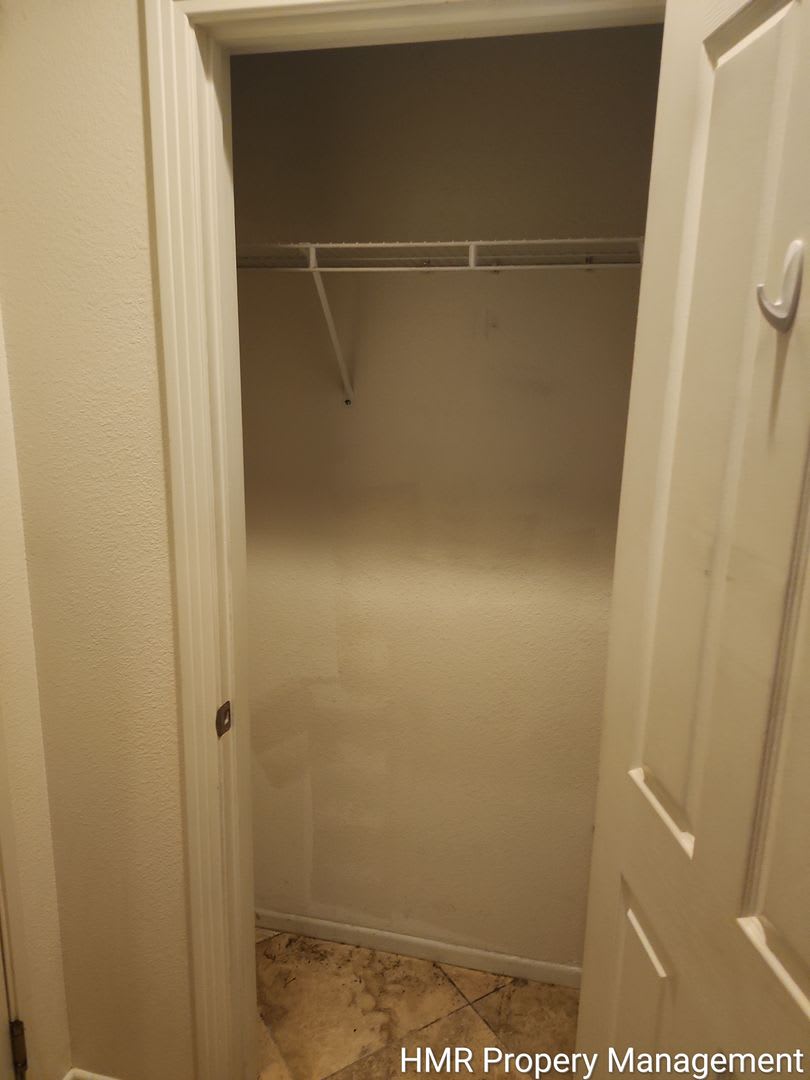 Modern 2-Bedroom Condo Near Victoria Gardens – photo 5