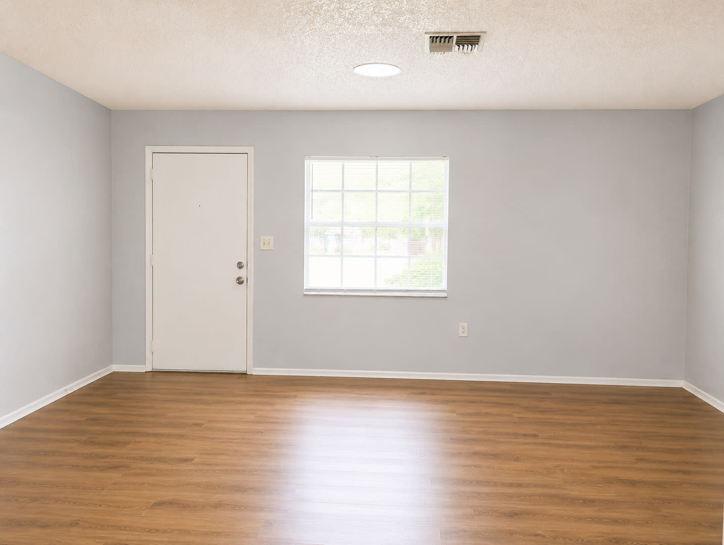 Charming 2 Bedroom / 1 Bathroom Apartment with Private Garage – photo 5