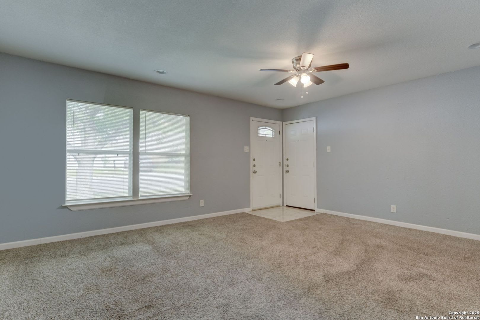 COZY 3-BEDROOM HOME IN KIRBY – photo 2