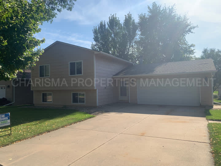 SPACIOUS 3 BD 2 BA HOUSE ON SOUTHEAST SIDE OF SIOUX FALLS – photo 1