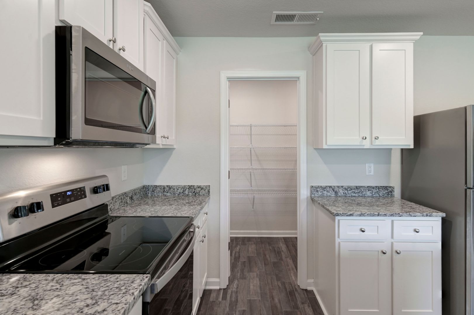 Welcome To 807 Red Berry Lane A Charming And Modern Rental Home That Combines Luxury And Comfort In Every Detail – photo 5