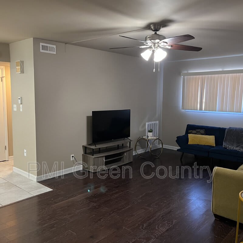 1313 East 48th Street – photo 4