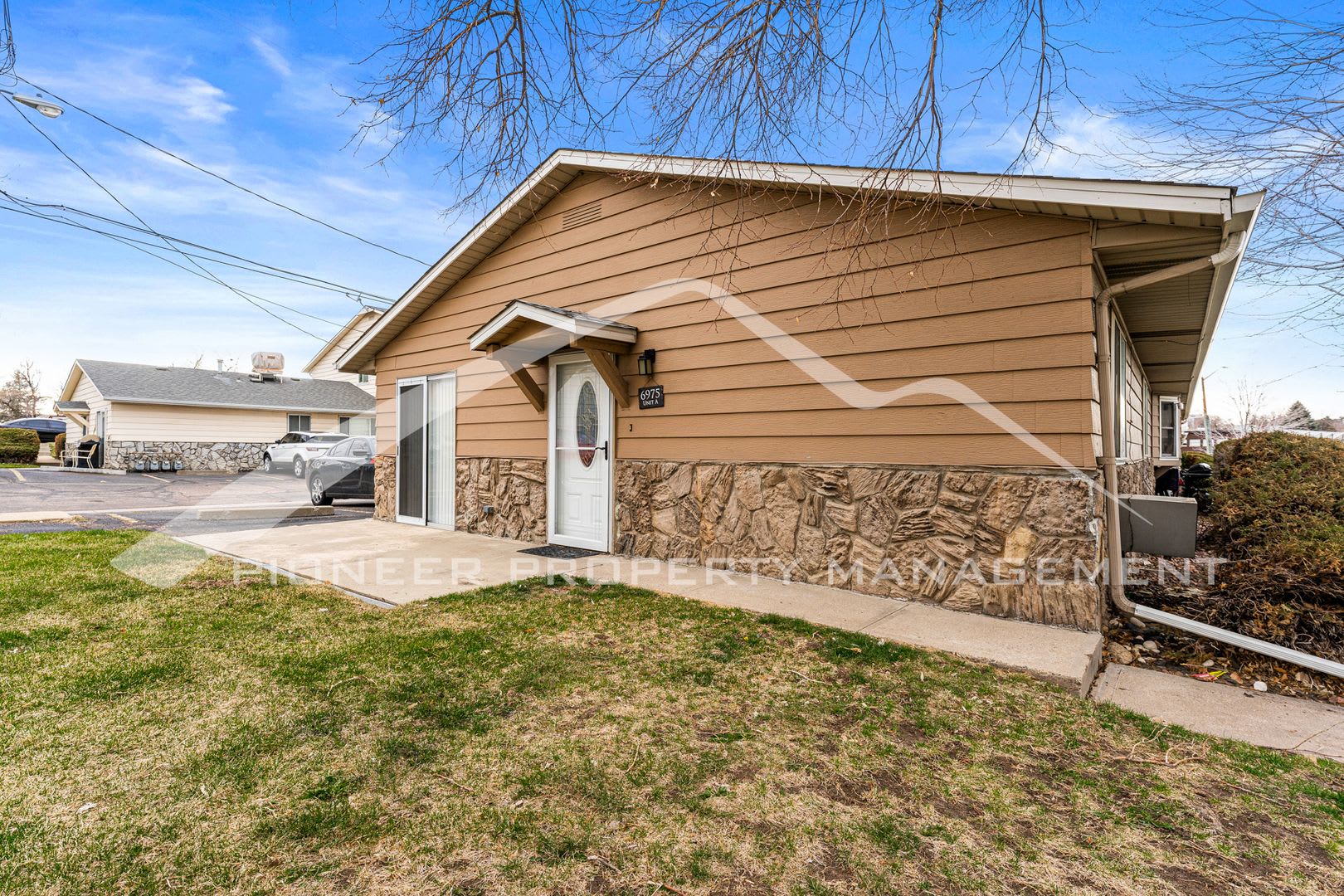 Beautiful Townhome with Detached Garage and Pool Access! – photo 2