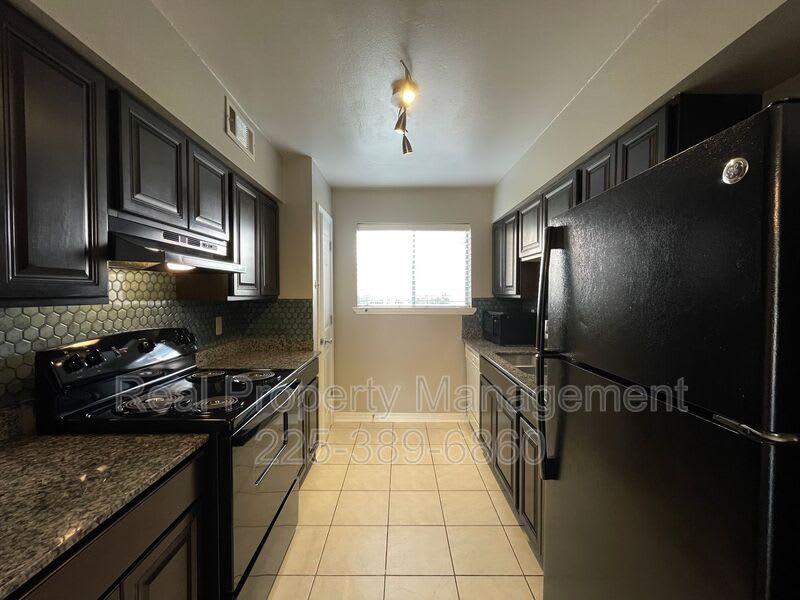 920 W. Tony St. – photo 2