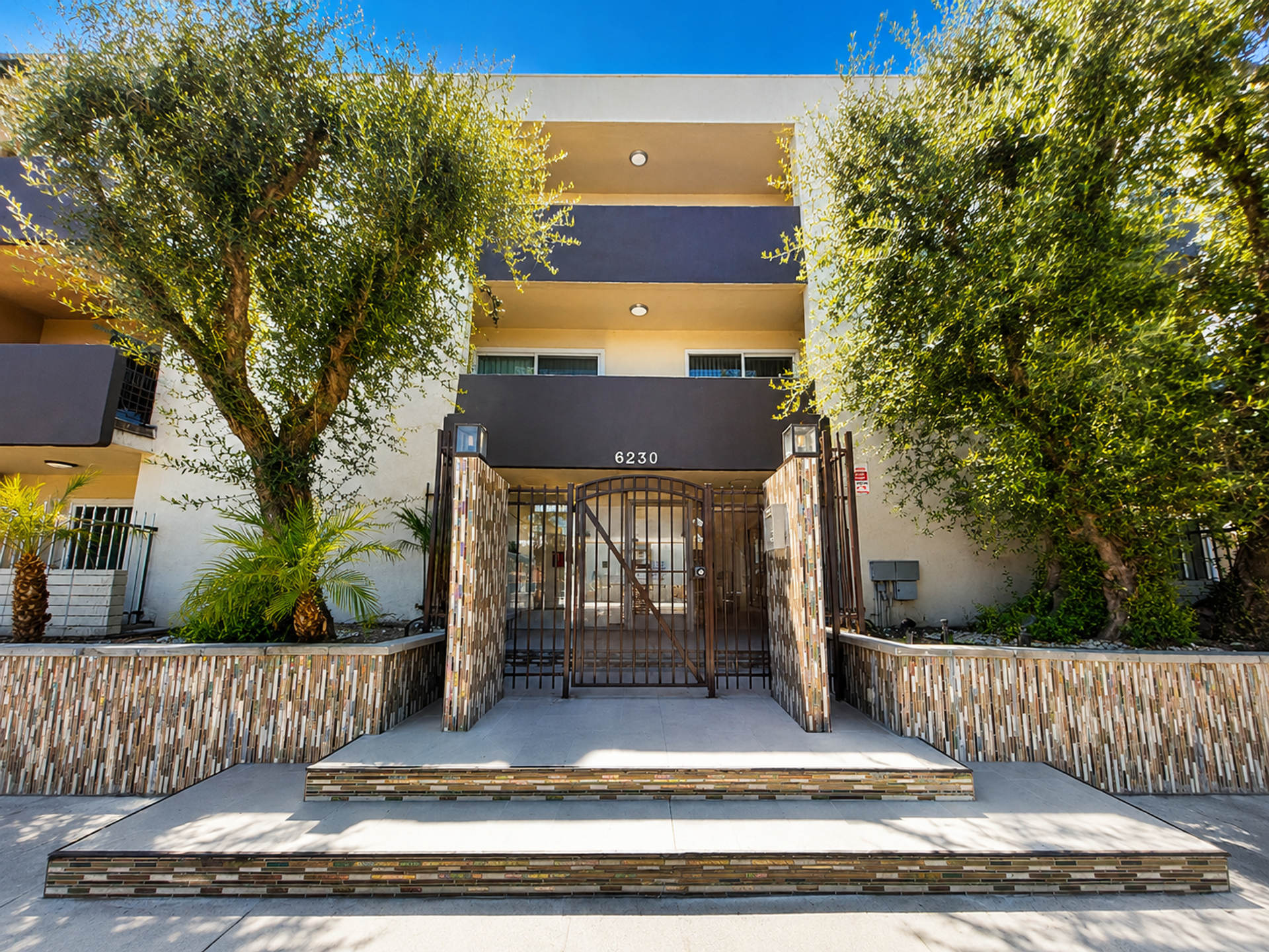Tarzana Five Apartments – photo 1