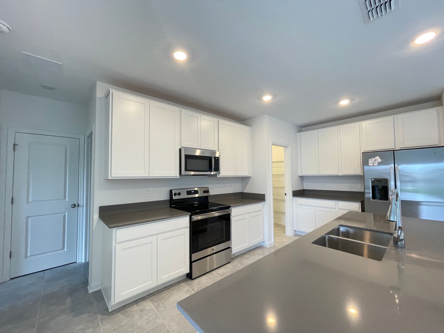 Large 6 Bedrooms Single Family Home In Davenport Close To Posner Shopping Village – photo 4