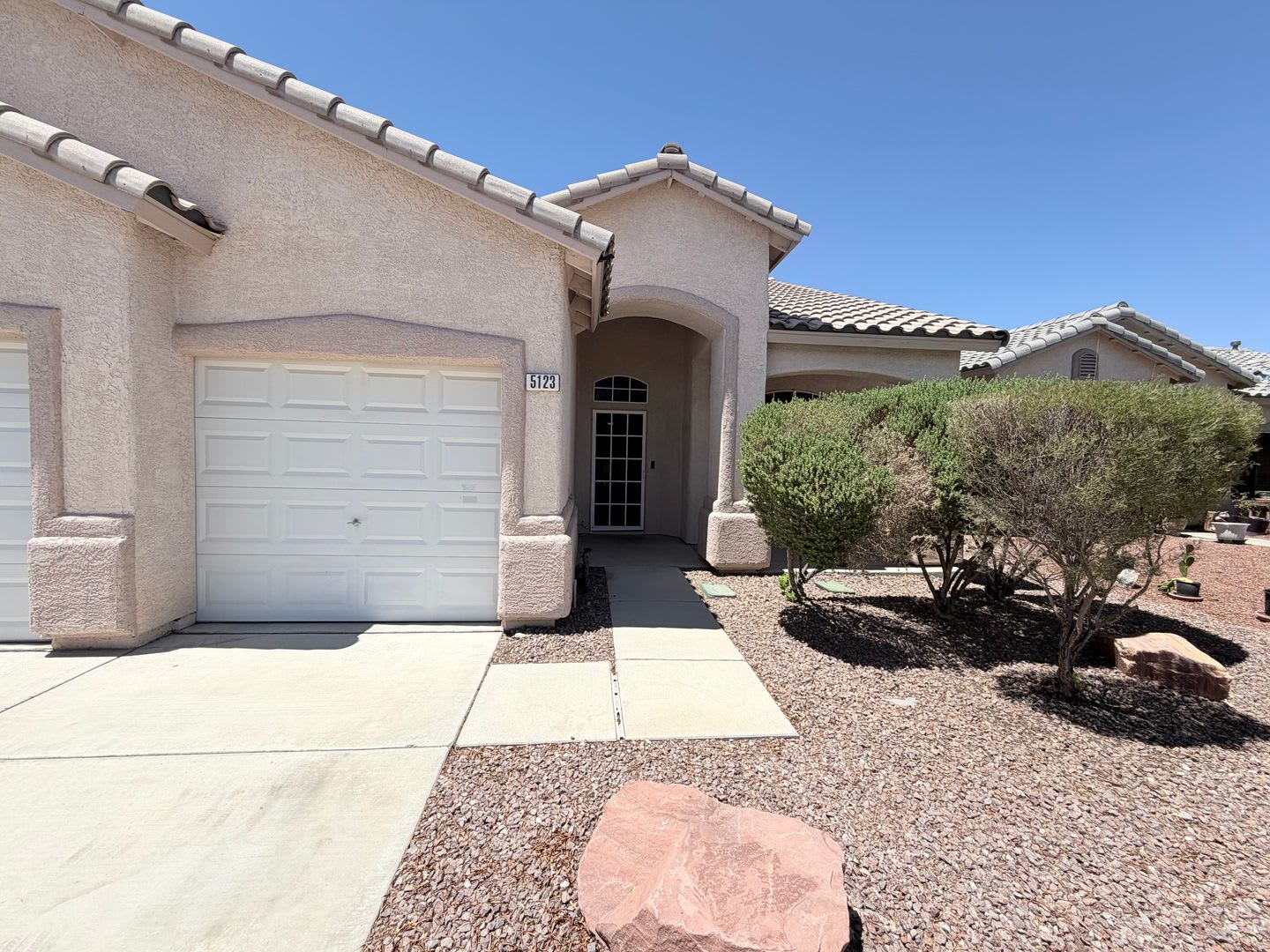 Beautiful Single-Story Home with 3-Car Garage & Covered Patio – photo 2