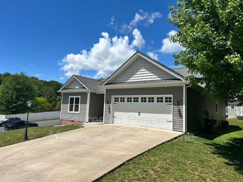 819 Geoffery St – photo 5