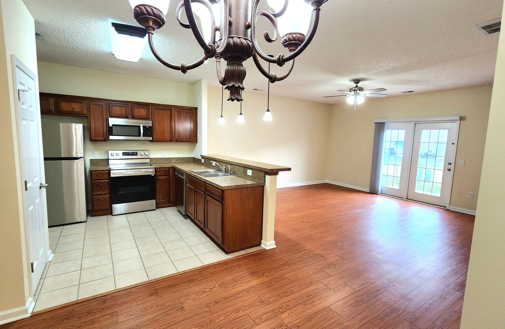 Like New town home centrally located to Ft. Stewart, HAAF,and Savannah – photo 4
