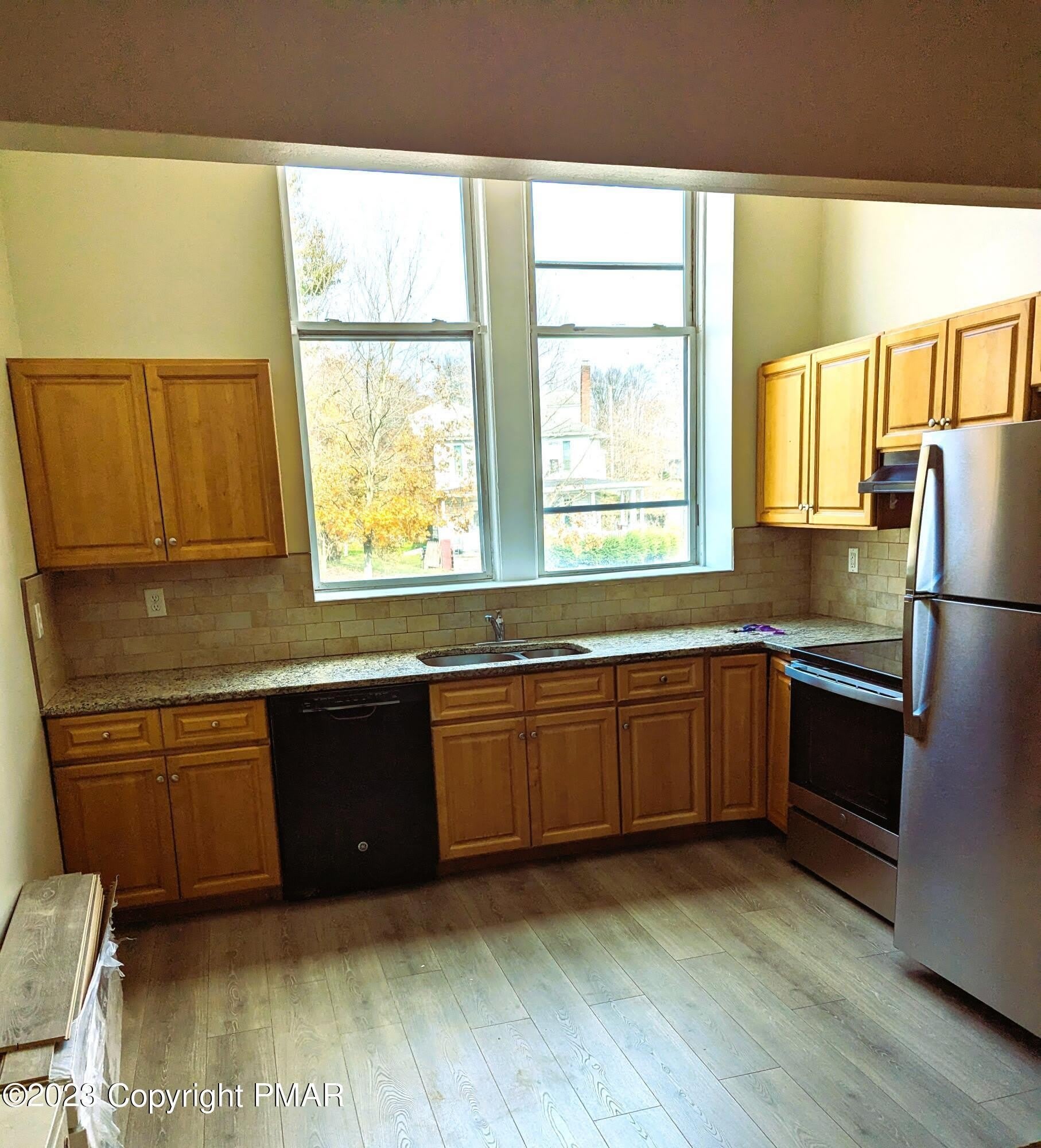 300 Elmira Street – photo 4