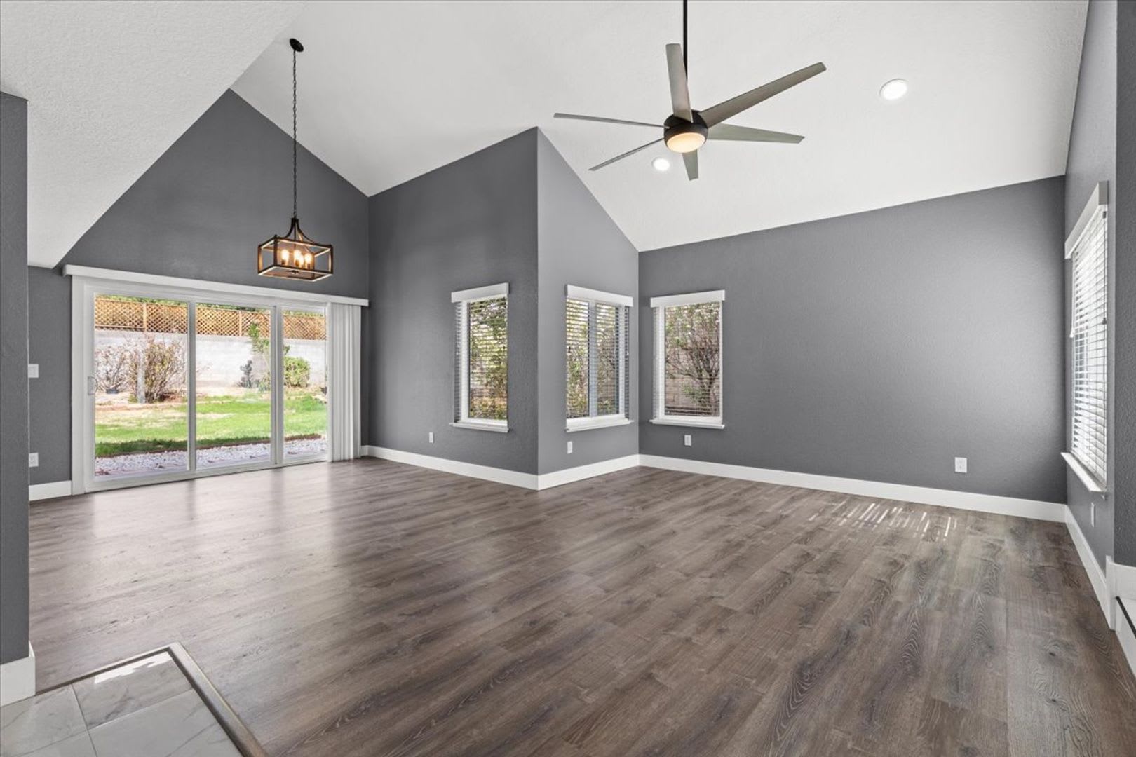 Renovated 4Bd Contemporary Home Huge Backyard – photo 3