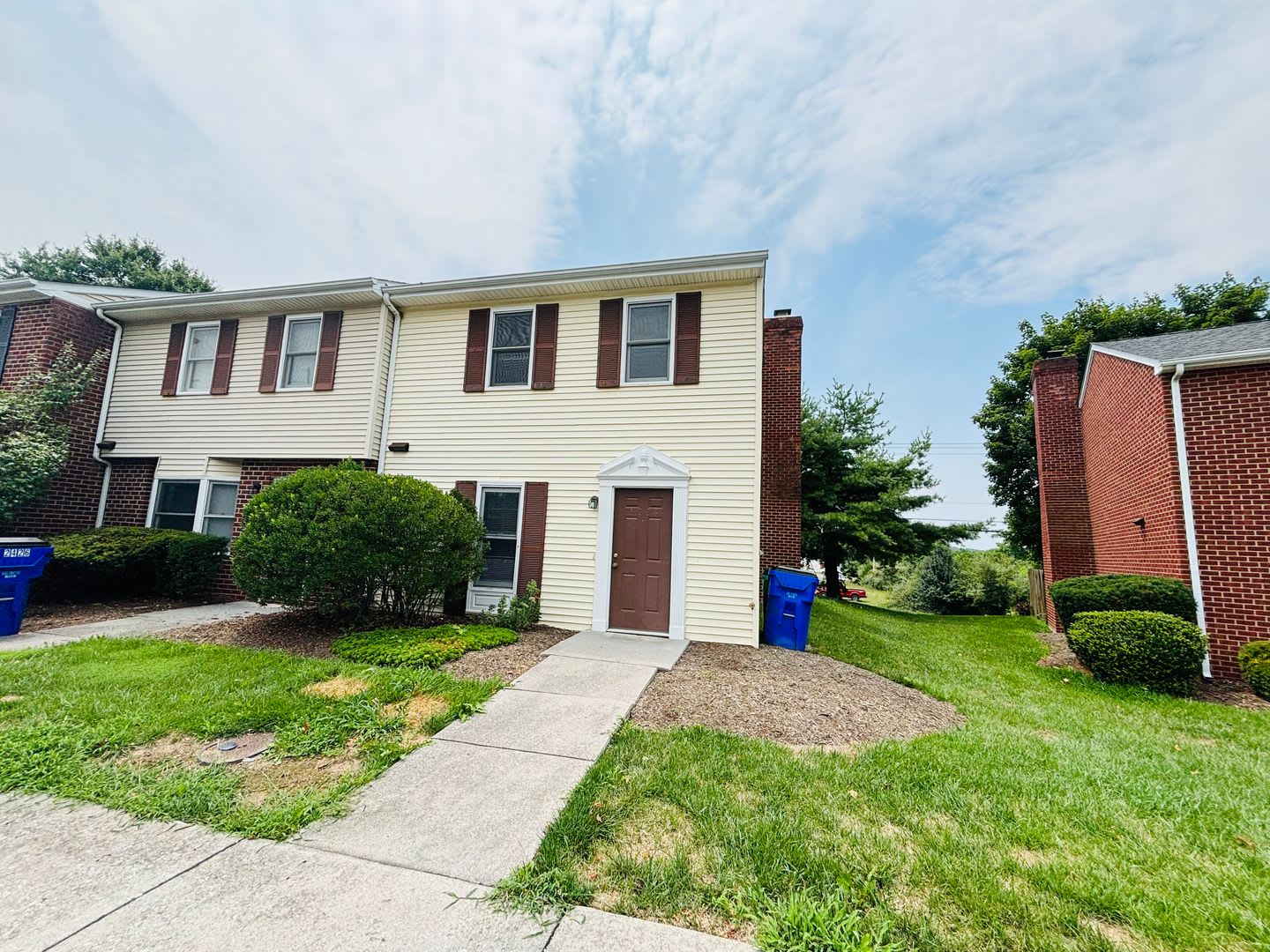 3 Bedroom 2.5 Half Bath Townhouse – photo 2