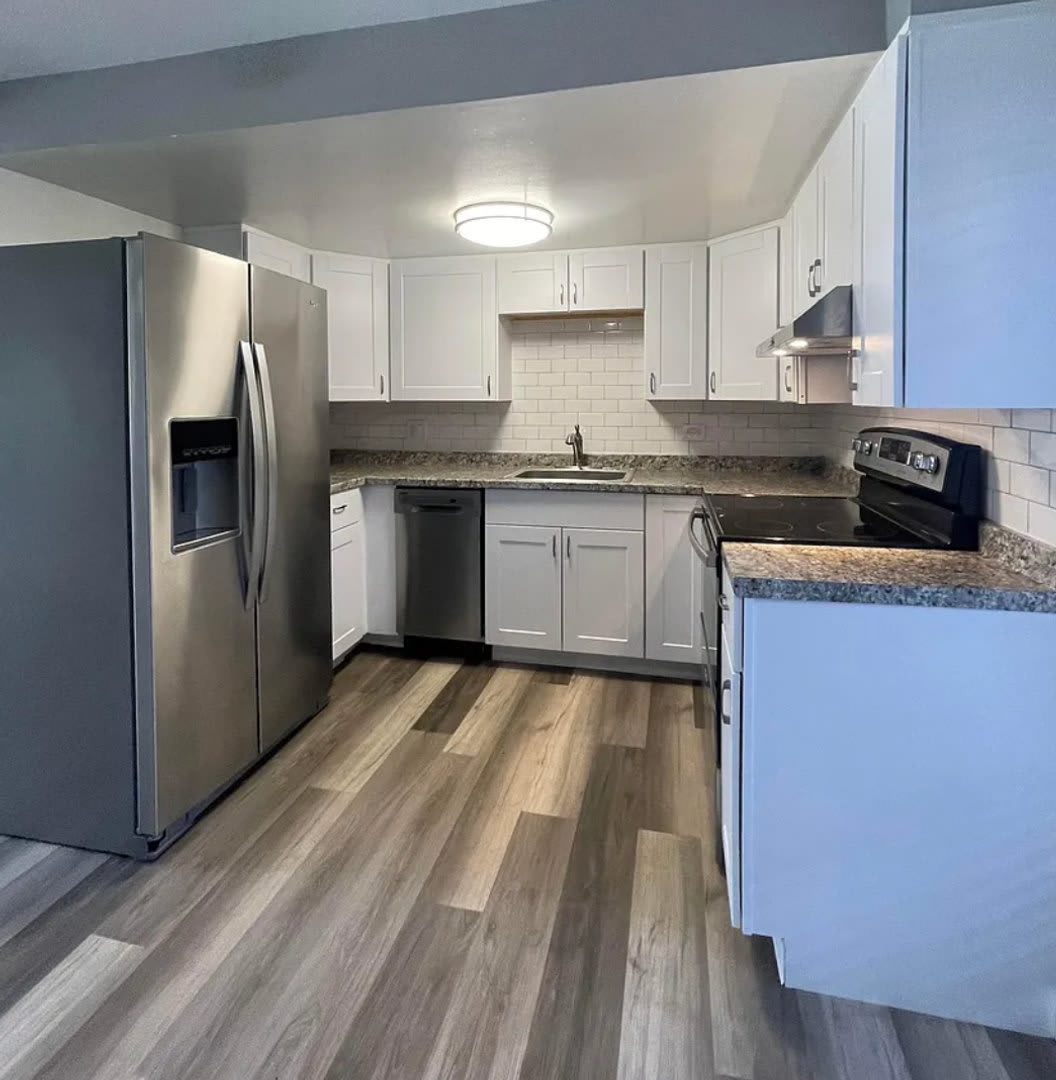 Beautifully Renovated 2 Bedroom Apartment with In-Unit Laundry & A/C – photo 2