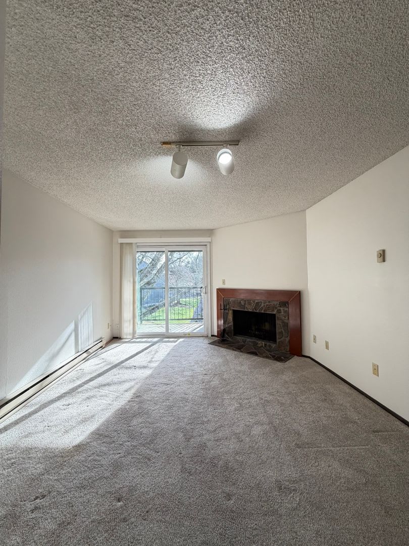 Cozy one-bedroom in nicely kept complex with Pool, Sauna, Tennis Court and more! – photo 2