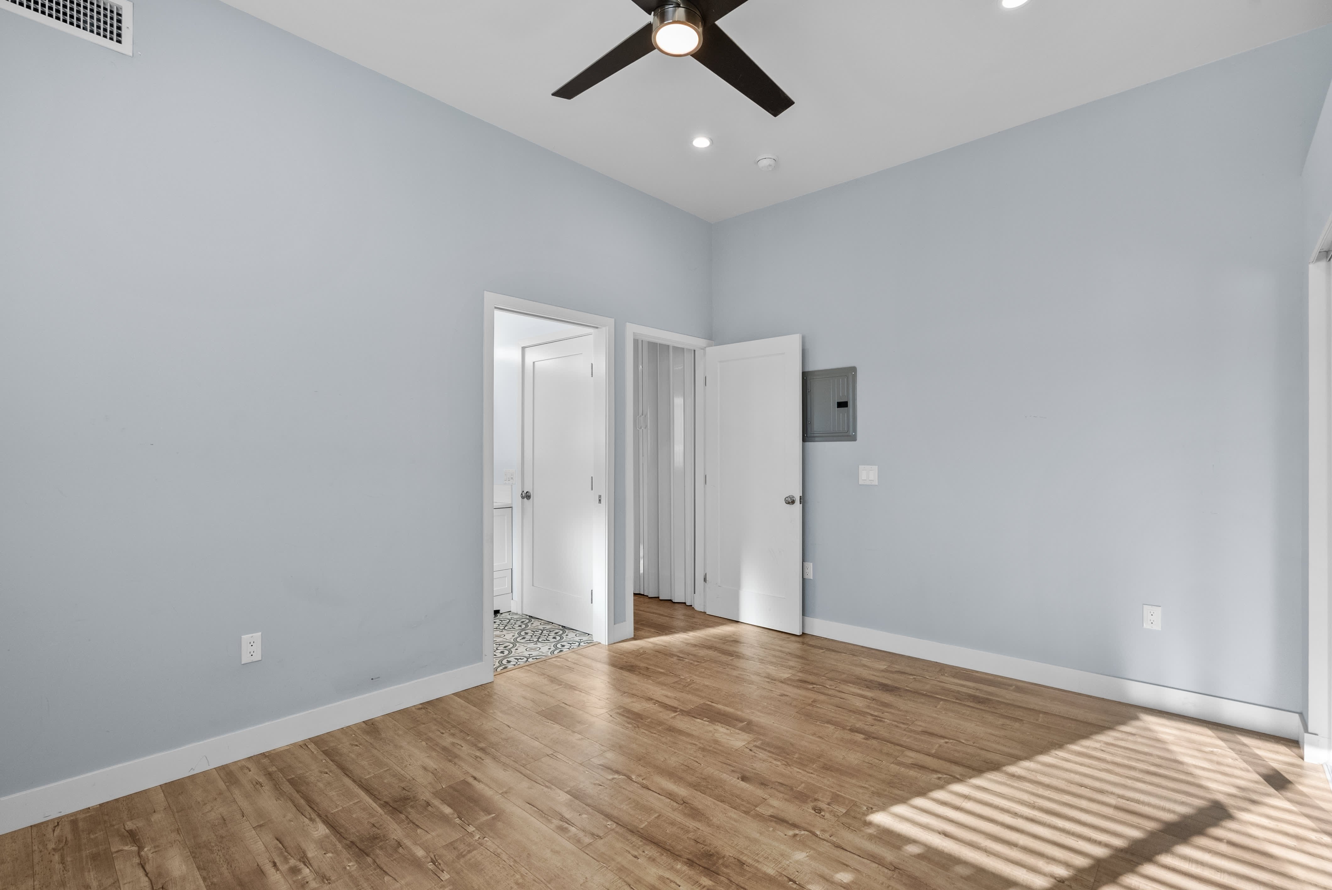 6927 Cozycroft Ave – photo 1