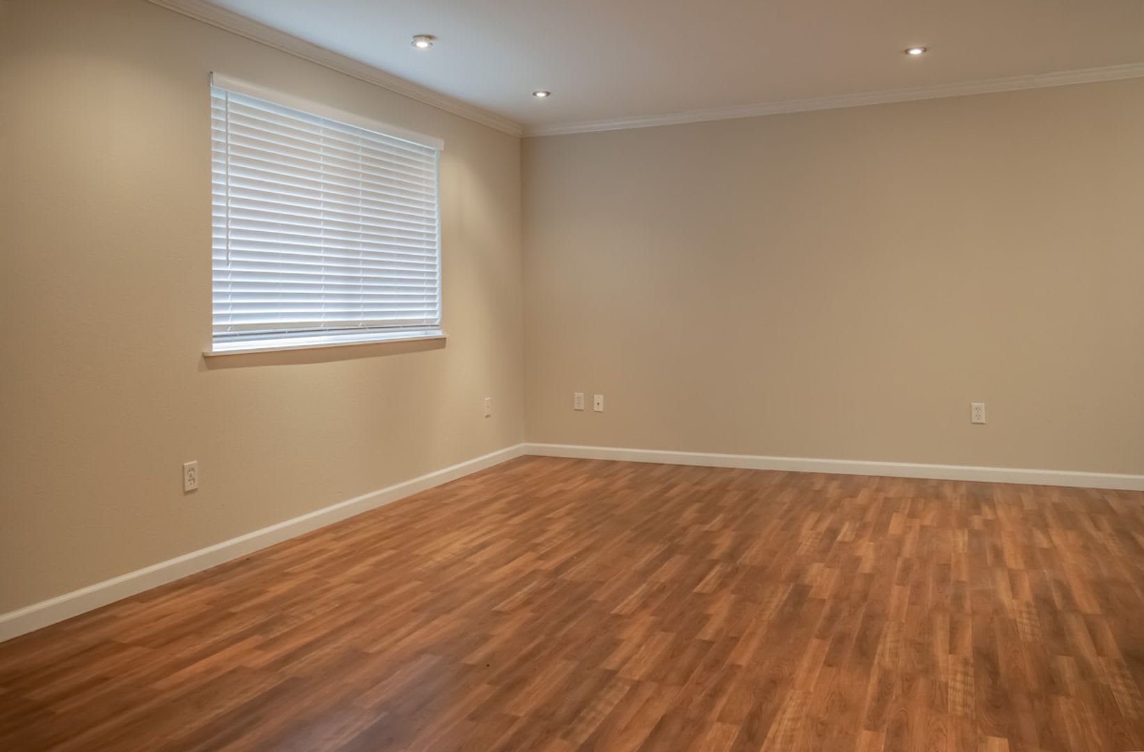 **Move-In Special**3 bed 2 bath rambler w/ 2 car garage & fully fenced backyard! – photo 4