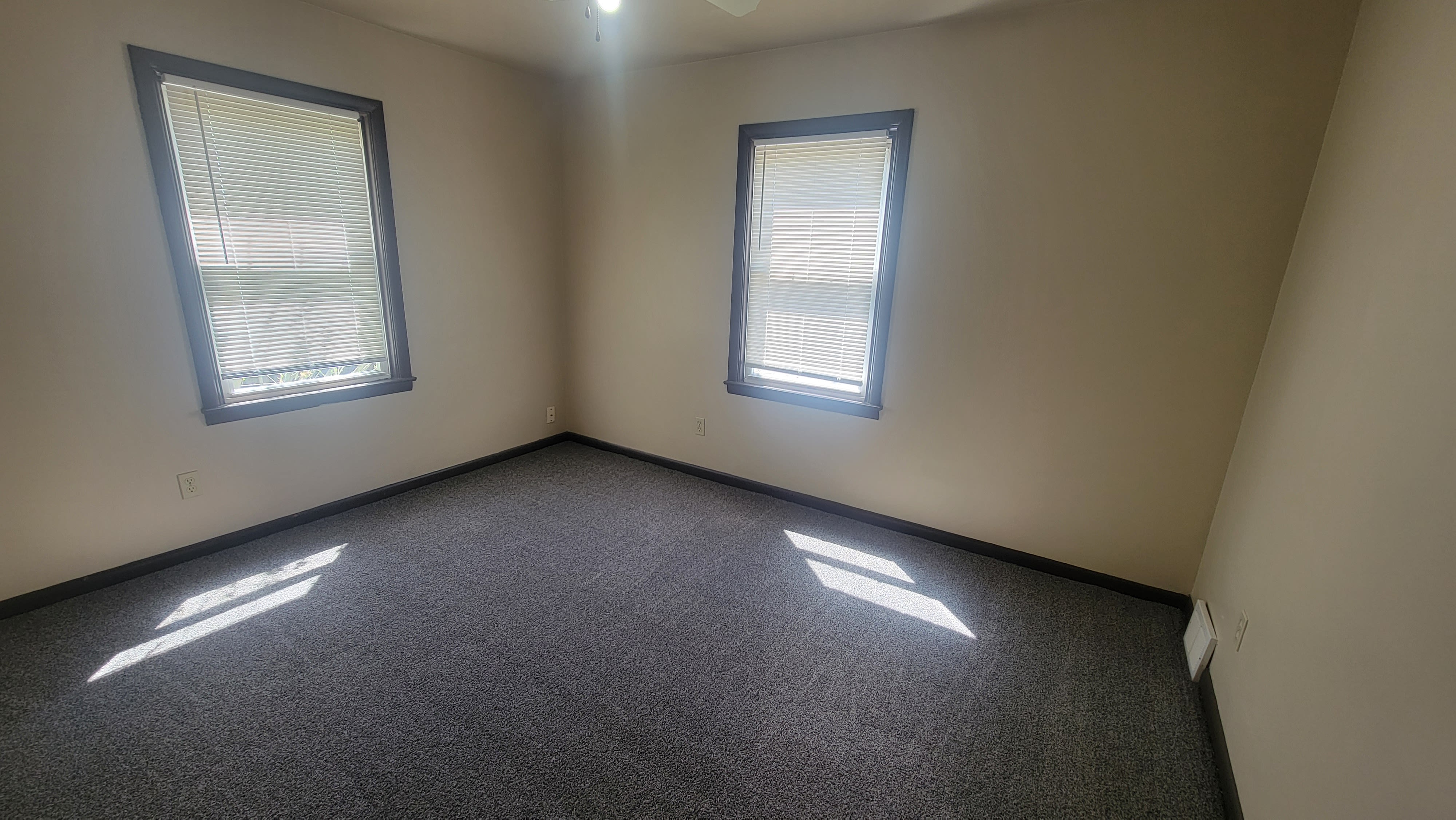 1450 Newton St – photo 4