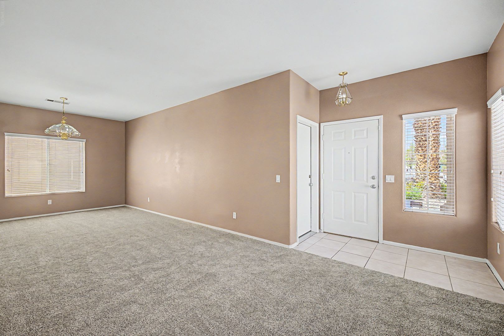 4-bedroom home with a pool in cul de sac! – photo 3