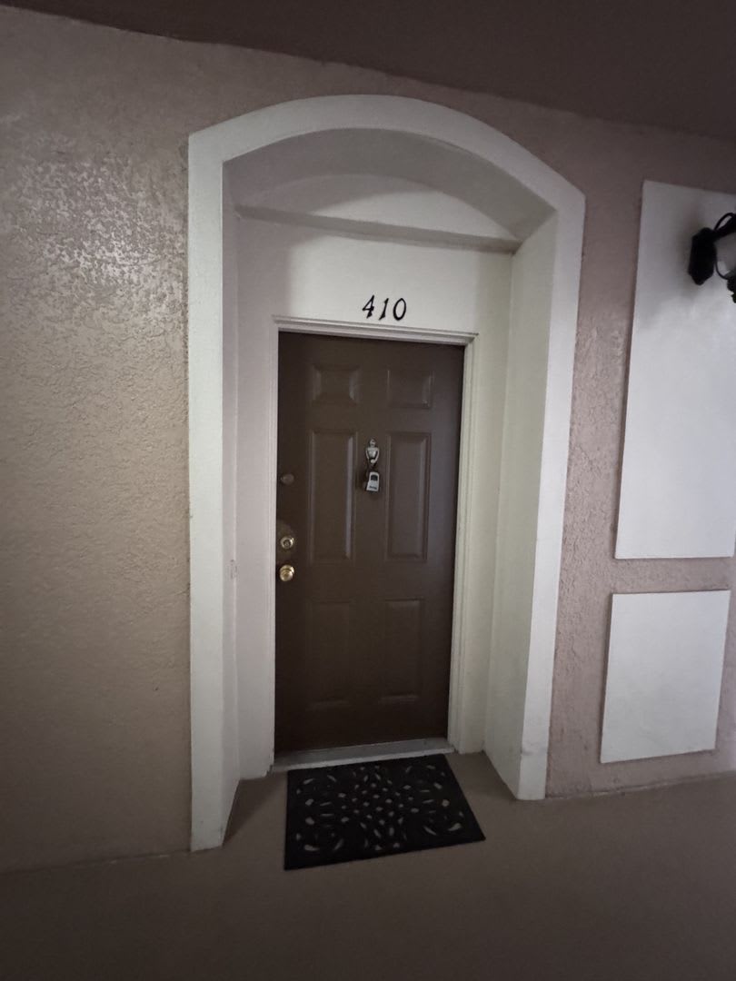 3/2 updated condo, inside gated community in Metrowest! – photo 3