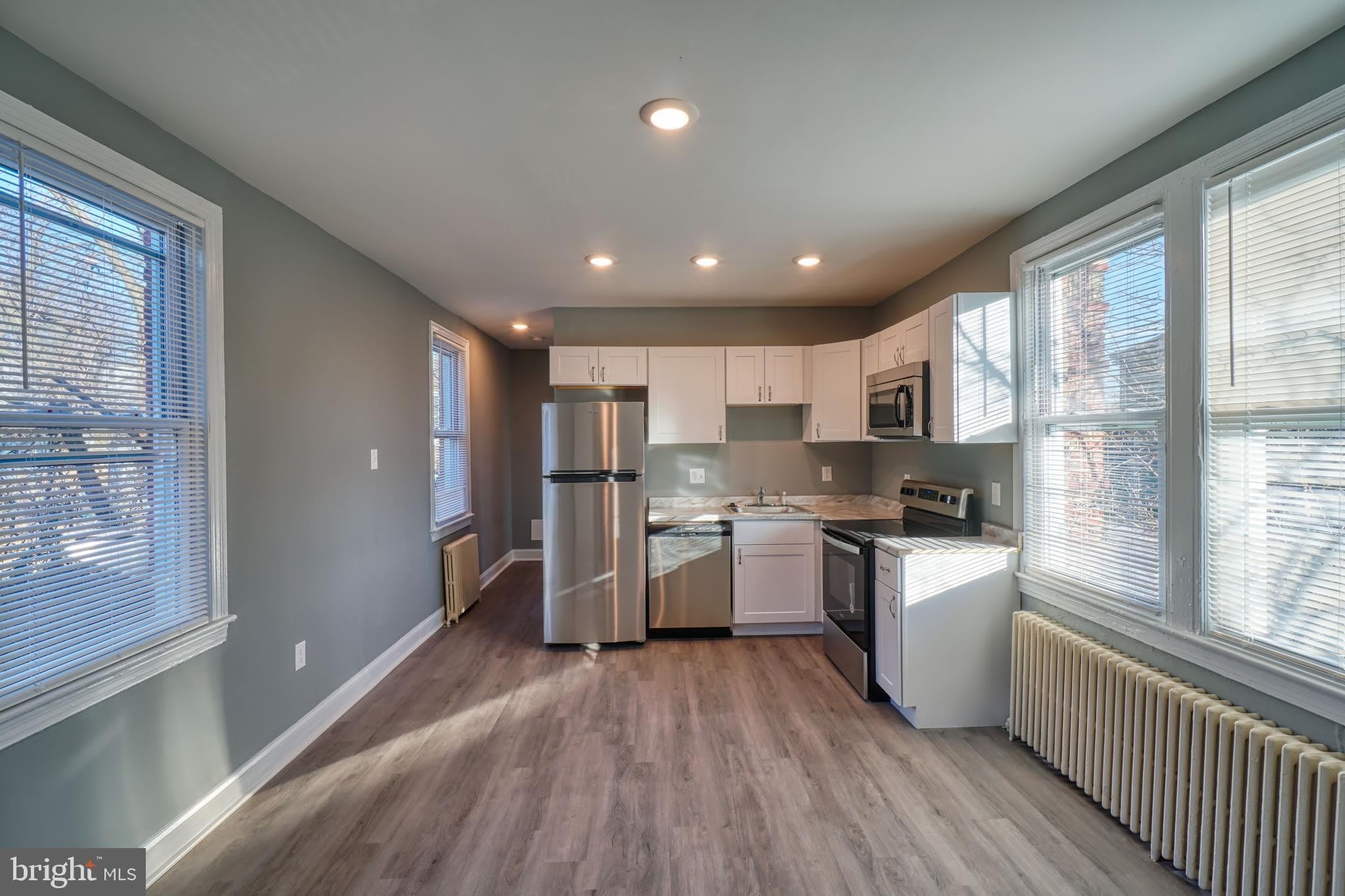 400 DOUGLAS Street NE – photo 2